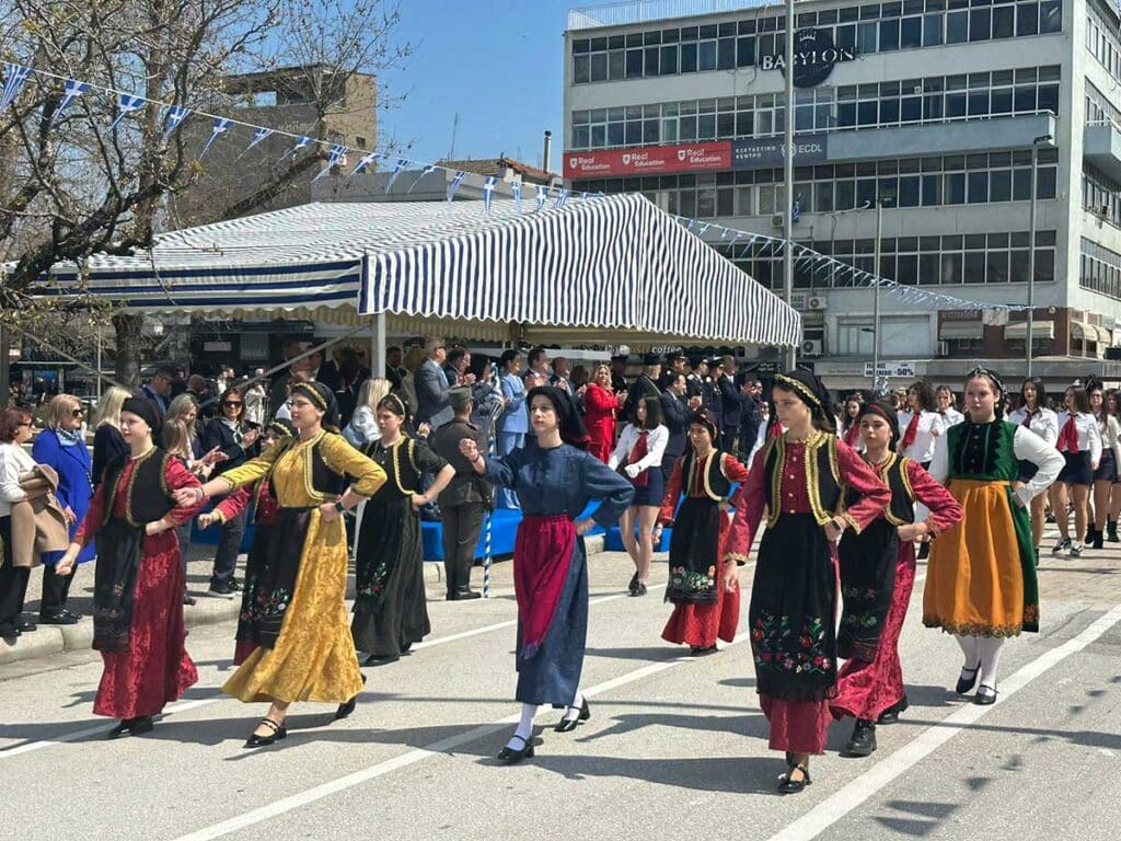Τρίκαλα: Μαθητική παρέλαση με ρυθμό και περηφάνια