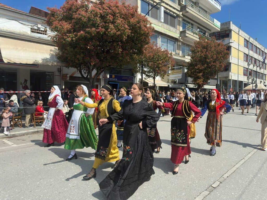 Τρίκαλα: Μαθητική παρέλαση με ρυθμό και περηφάνια