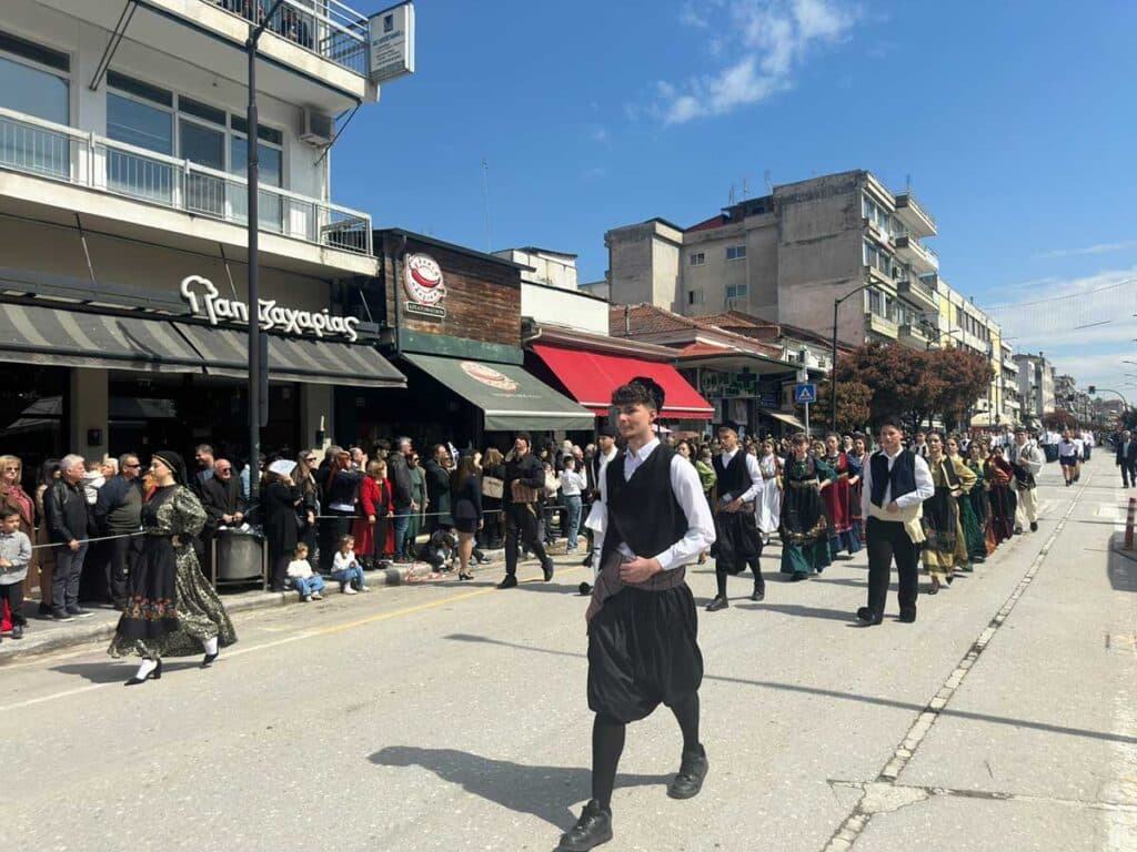 Τρίκαλα: Μαθητική παρέλαση με ρυθμό και περηφάνια