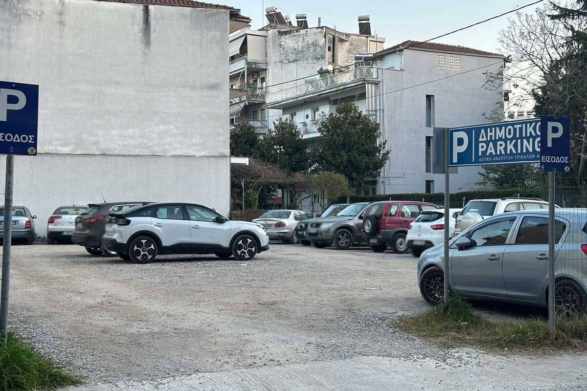 Τρίκαλα: Λακκούβες και λάσπη σε πάρκινγκ στο κέντρο της πόλης