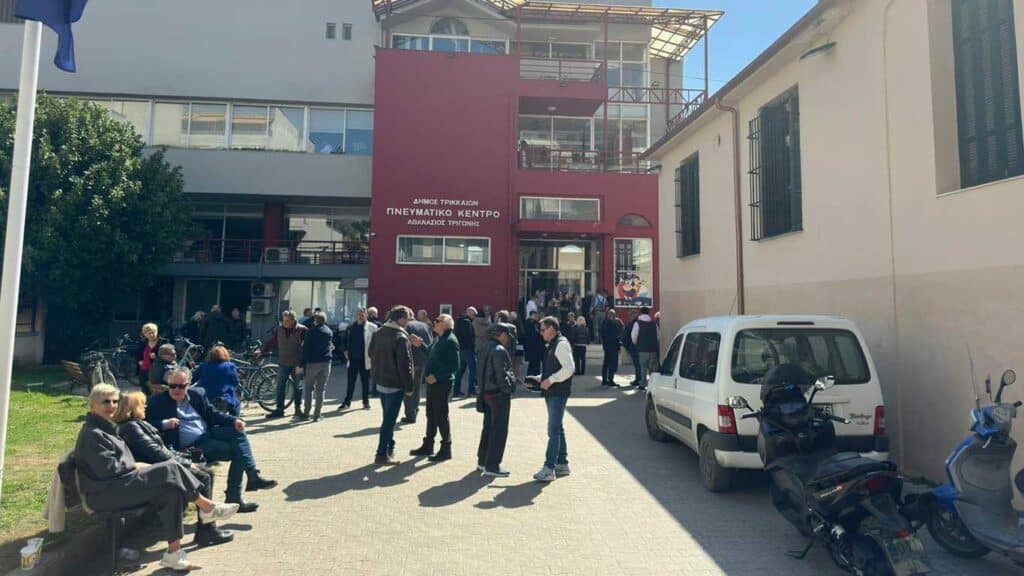 Κάλπες στο ΠΑΣΟΚ στα Τρίκαλα – Κόσμος στο Πνευματικό Κέντρο