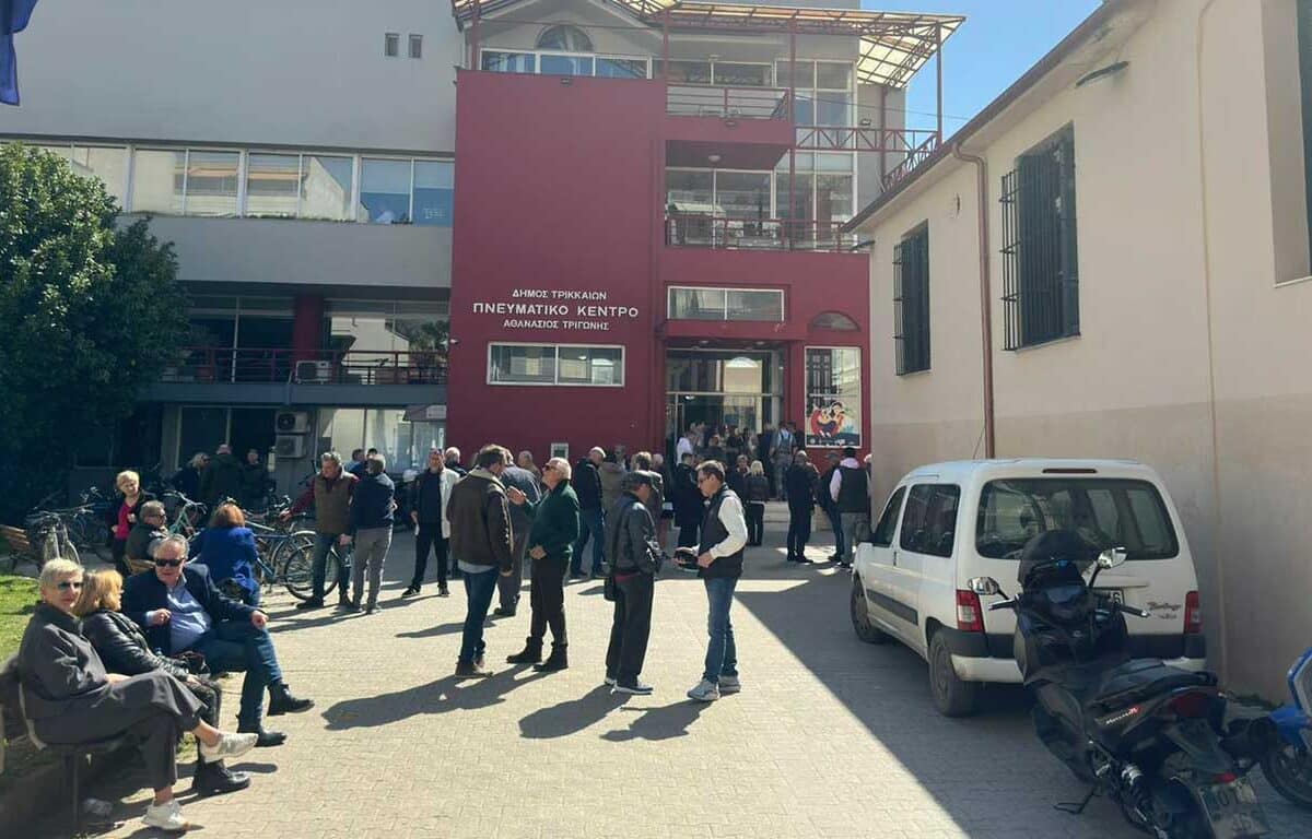 Κάλπες στο ΠΑΣΟΚ στα Τρίκαλα – Κόσμος στο Πνευματικό Κέντρο