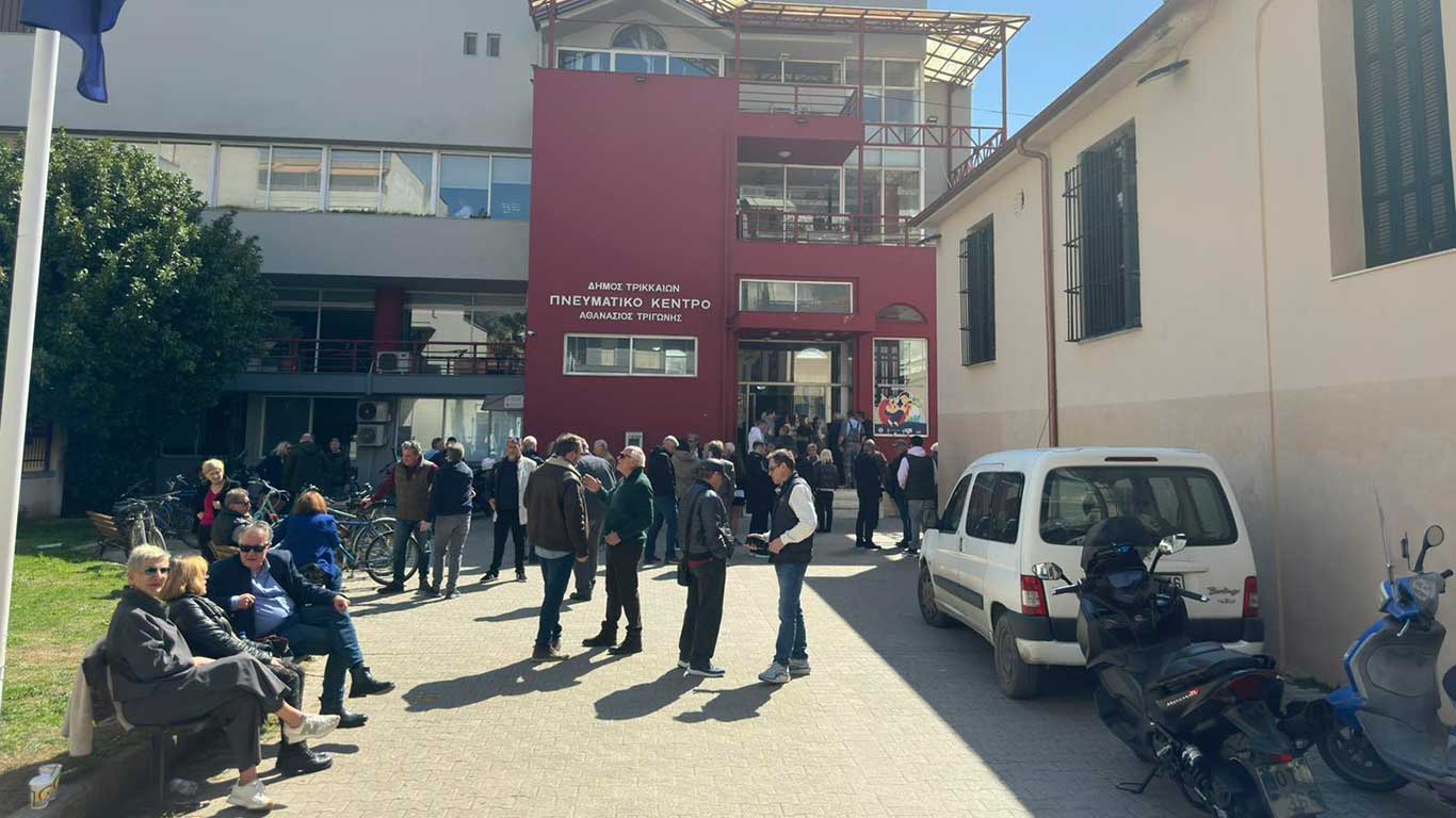 Κάλπες στο ΠΑΣΟΚ στα Τρίκαλα – Κόσμος στο Πνευματικό Κέντρο