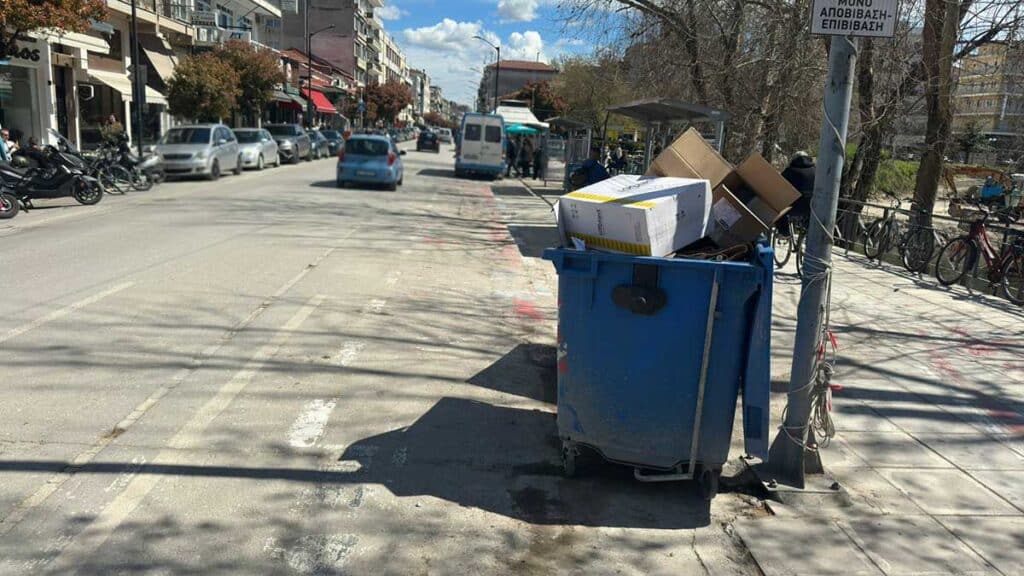 ποδηλατόδρομος Τρικάλων με ξεθωριασμένη σήμανση στο κέντρο της πόλης