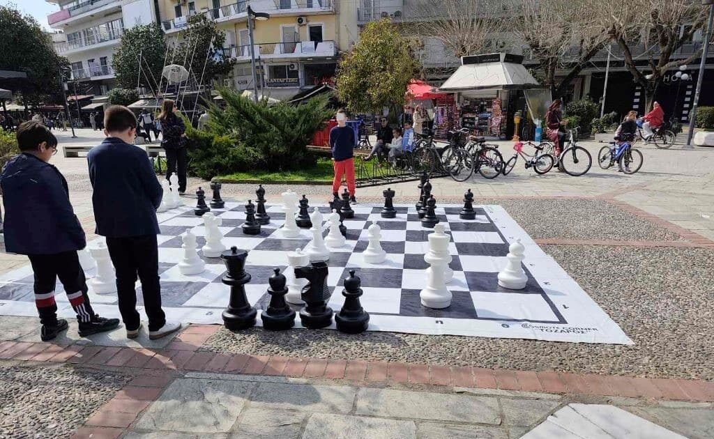 Τρίκαλα: Σκάκι στην πλατεία Ρήγα Φεραίου για την Παγκόσμια Ημέρα της Γυναίκας