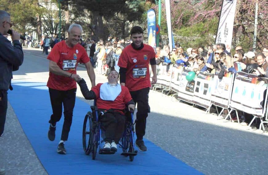 Δρομέας με αναπηρικό αμαξίδιο τερματίζει στον Ημιμαραθώνιο Καλαμπάκα – Τρίκαλα 2026