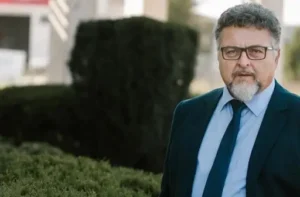 Ο Τρικαλινός αγγειοχειρουργός Στέλιος Κούτσιας