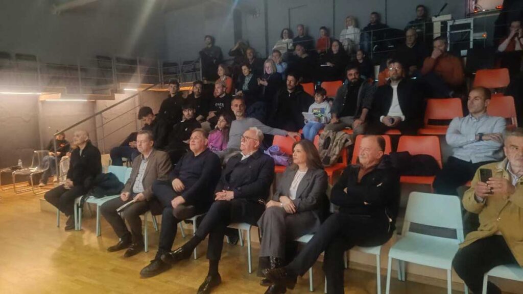 «Συγγνώμη για τη φασαρία αλλά εμείς θα παίξουμε μπάλα»