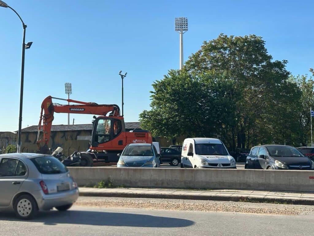 Τρίκαλα: Δημόσιο πάρκινγκ υπό κατάληψη