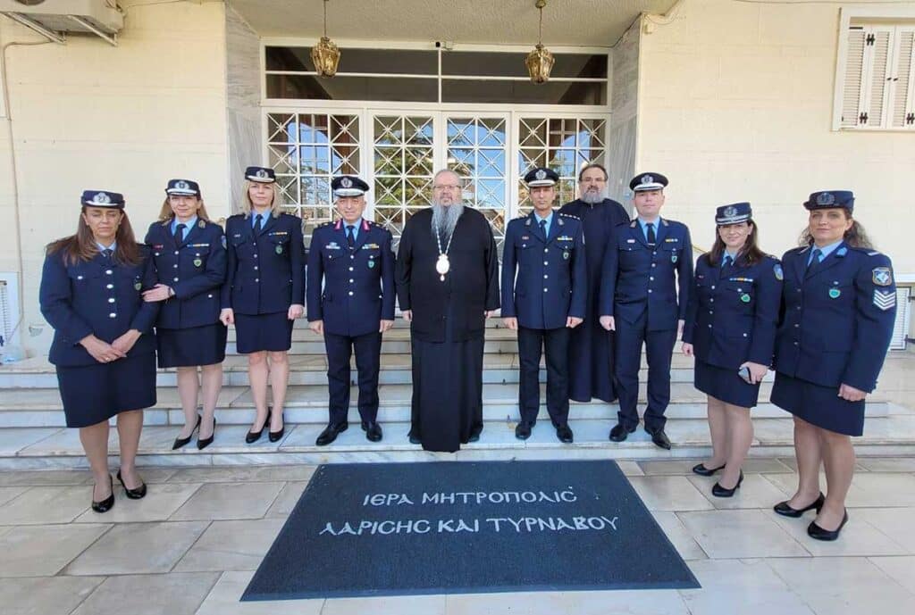 Θεσσαλία: Αστυνομικοί πρόσφεραν τρόφιμα ενόψει Πάσχα