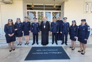 Αστυνομικοί παραδίδουν τρόφιμα σε δομές στήριξης στη Θεσσαλία ενόψει Πάσχα