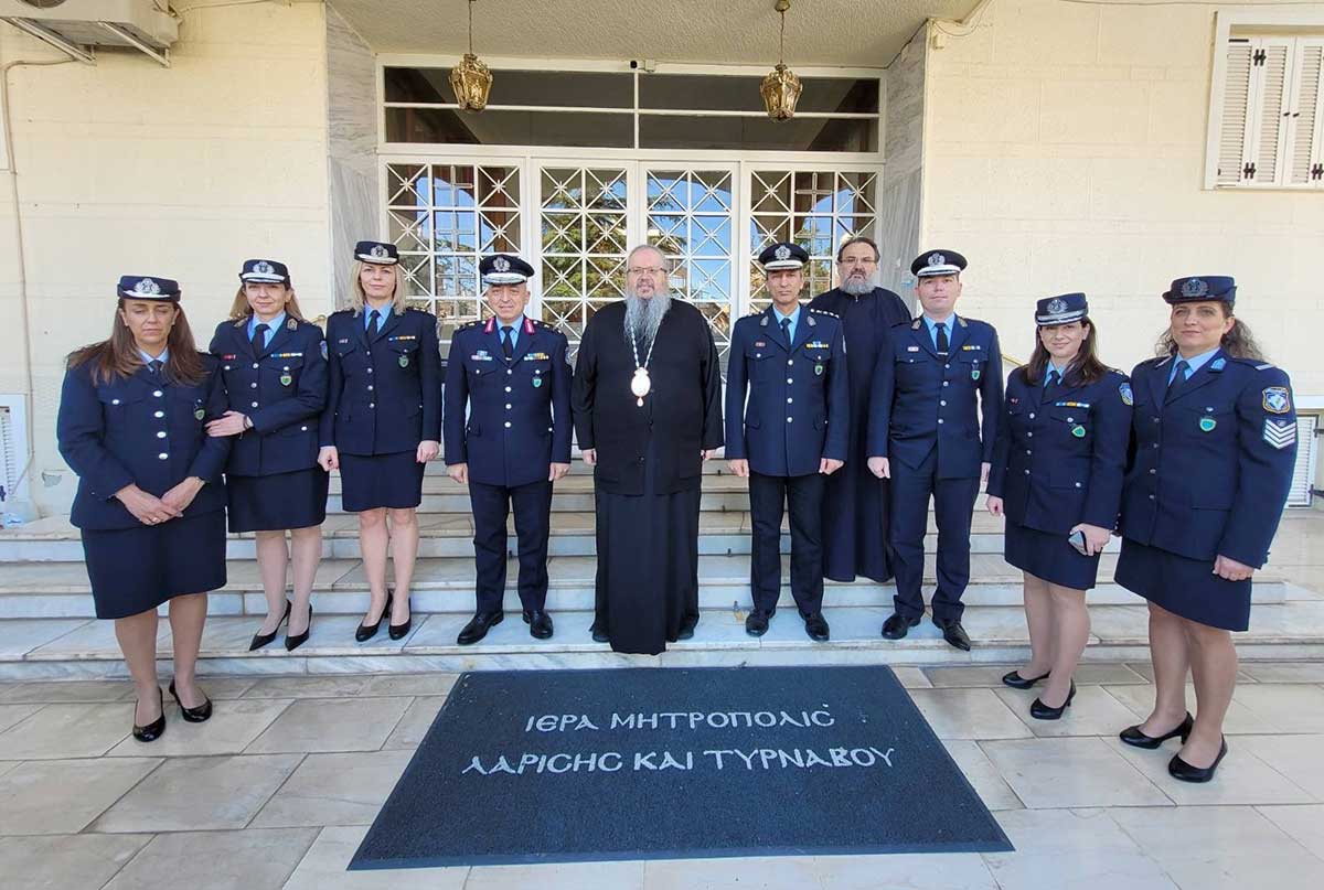 Θεσσαλία: Αστυνομικοί πρόσφεραν τρόφιμα ενόψει Πάσχα