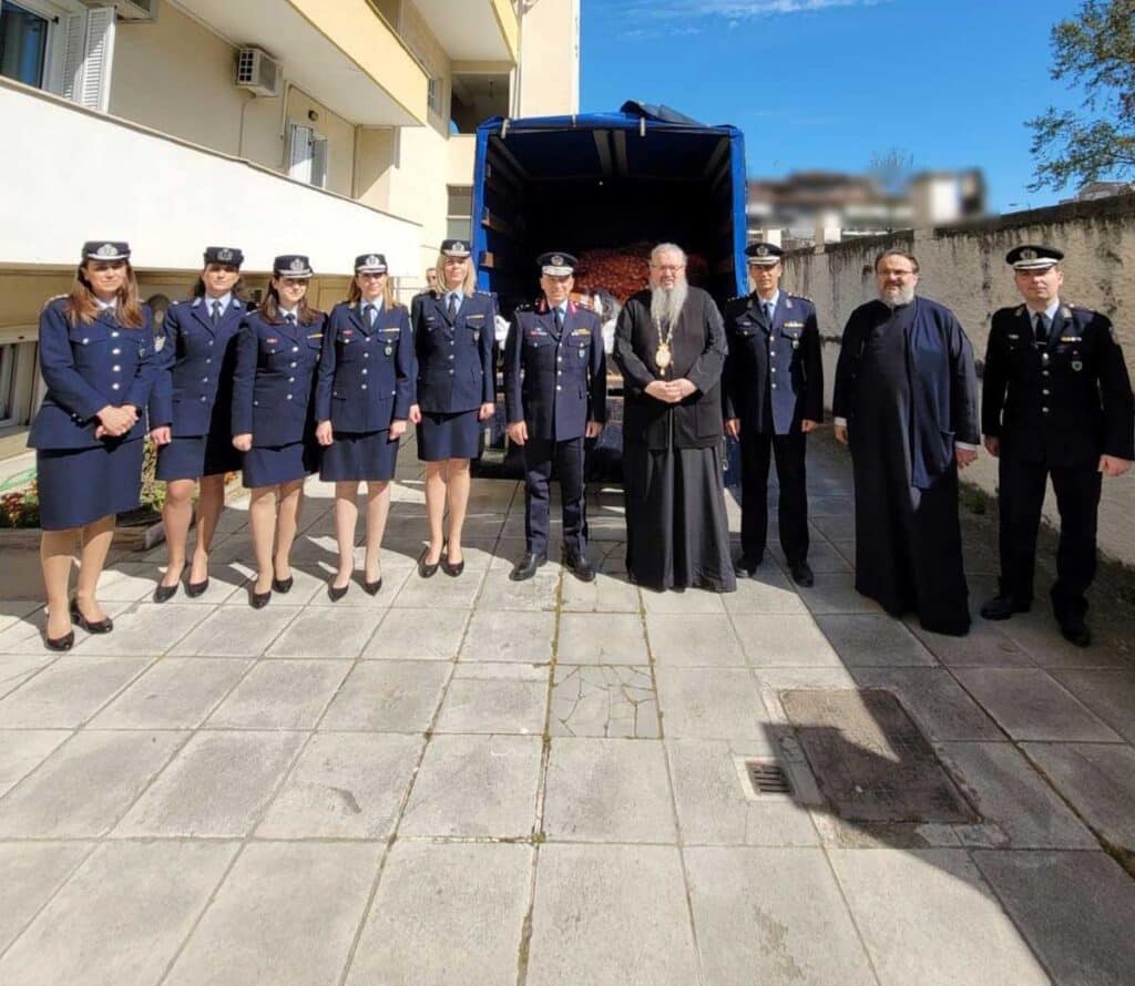 Θεσσαλία: Αστυνομικοί πρόσφεραν τρόφιμα ενόψει Πάσχα