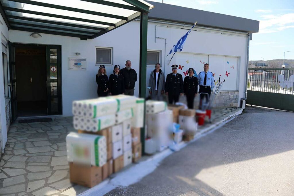 Θεσσαλία: Αστυνομικοί πρόσφεραν τρόφιμα ενόψει Πάσχα