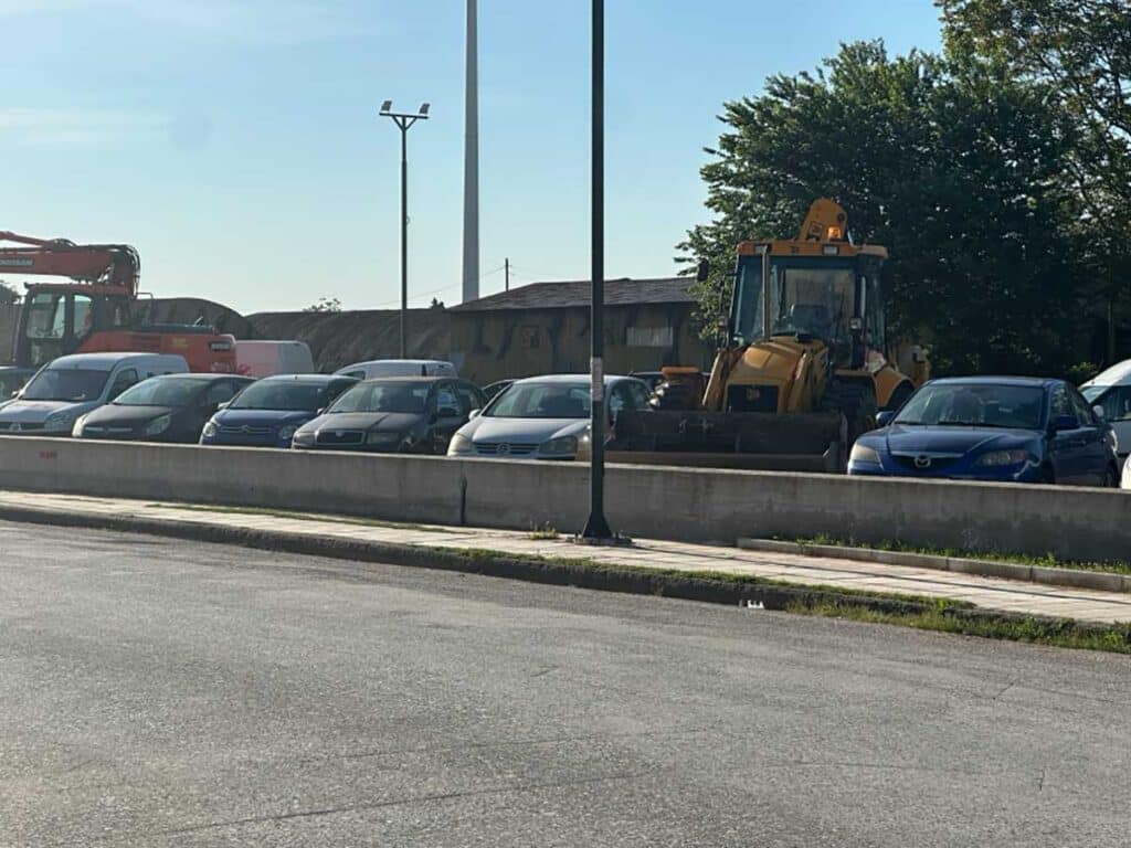 Τρίκαλα: Δημόσιο πάρκινγκ υπό κατάληψη