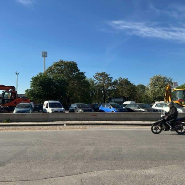 Τρίκαλα: Δημόσιο πάρκινγκ υπό κατάληψη