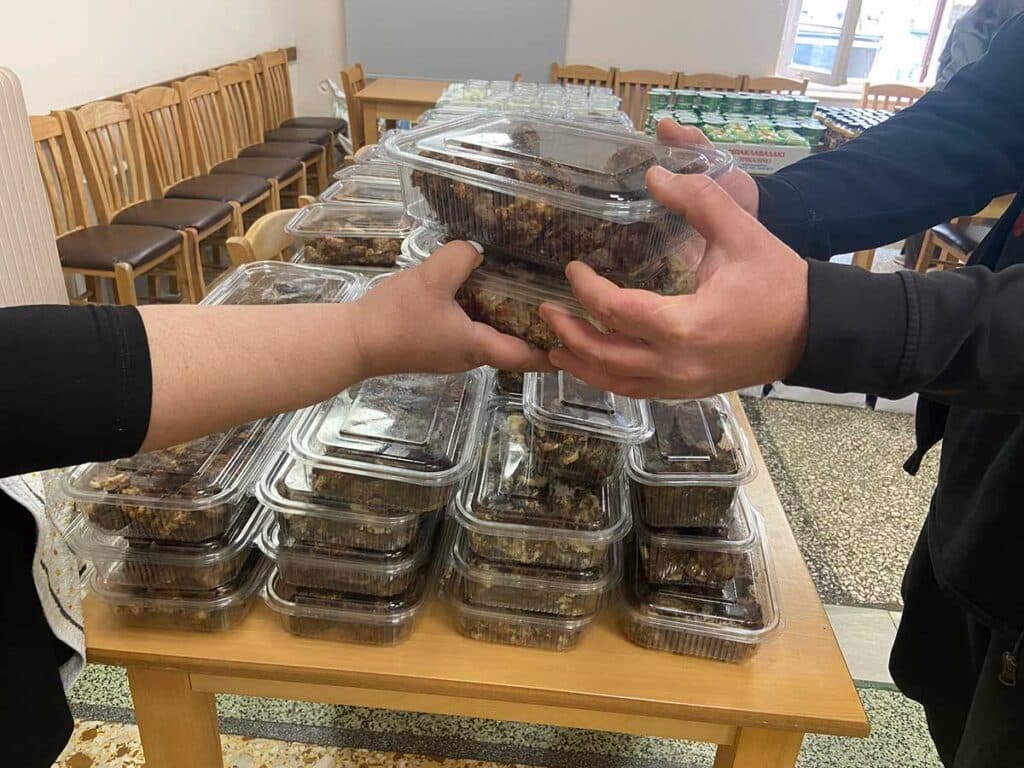 Κοινωνικό Εστιατόριο Τρικάλων: Πασχαλινή στήριξη σε 220 άτομα