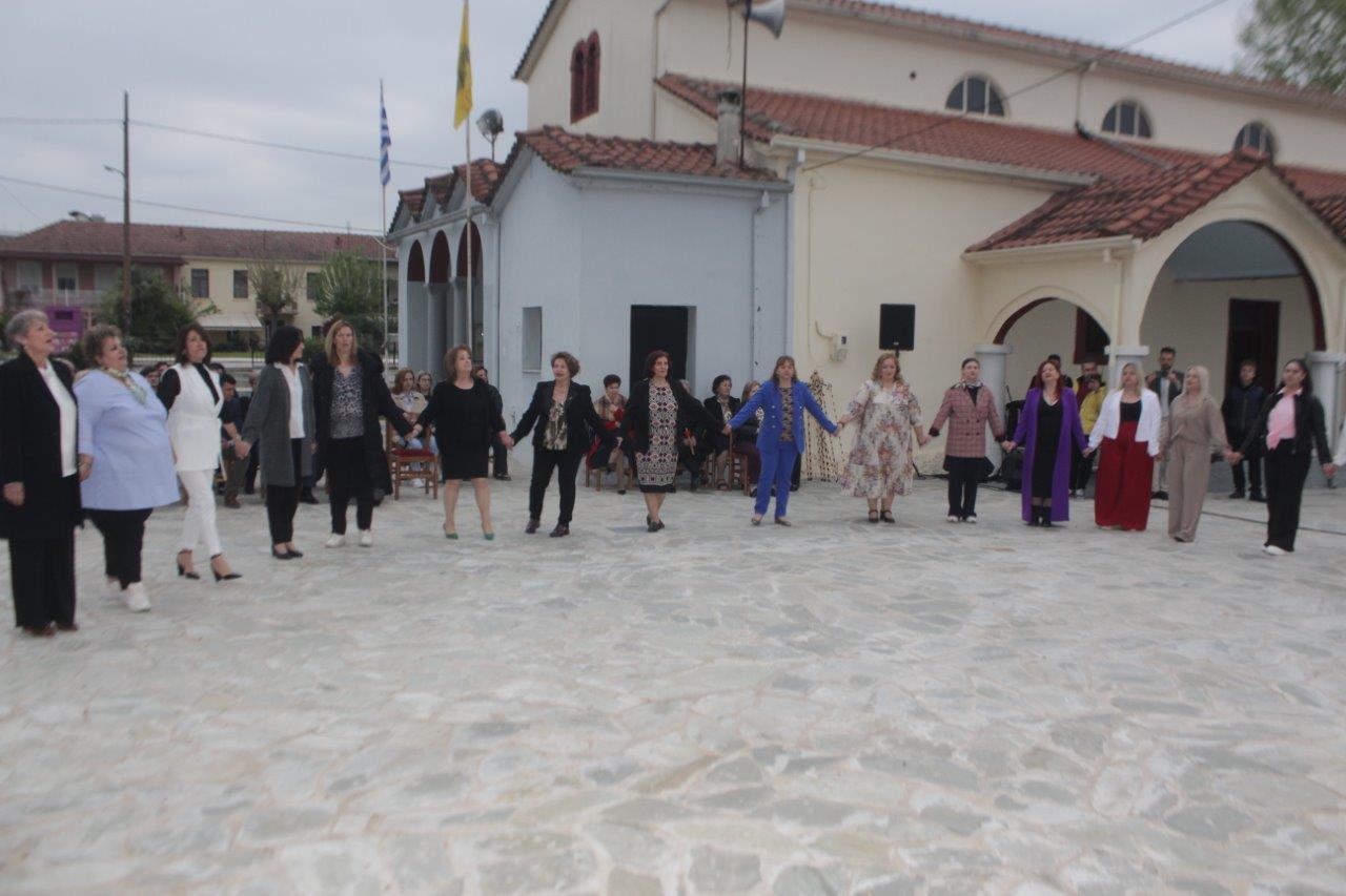 &Pi;&eta;&gamma;ή &Tau;&rho;&iota;&kappa;ά&lambda;&omega;&nu;: &Pi;&alpha;&sigma;&chi;&alpha;&lambda;&iota;&nu;ό &laquo;&Sigma;&epsilon;&rho;&gamma;&iota;ά&nu;&iota;&raquo; &mu;&epsilon; &chi;&omicron;&rho;&omicron;ύ&sigmaf; &kappa;&alpha;&iota; &sigma;&upsilon;&mu;&mu;&epsilon;&tau;&omicron;&chi;ή &kappa;ό&sigma;&mu;&omicron;&upsilon;