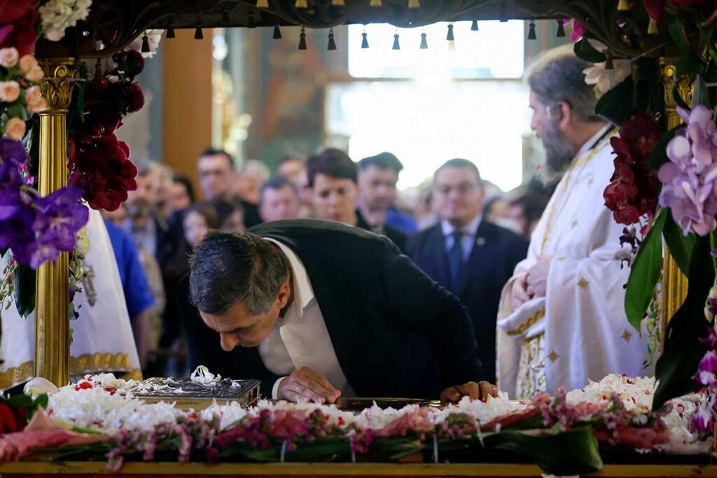 Κουρέτας στη Λάρισα για τον Επιτάφιο Αγίου Νικολάου