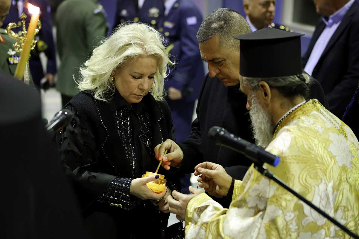 Ά&phi;&iota;&xi;&eta; &Alpha;&gamma;ί&omicron;&upsilon; &Phi;&omega;&tau;ό&sigmaf; &sigma;&tau;&eta; &Nu;έ&alpha; &Alpha;&gamma;&chi;ί&alpha;&lambda;&omicron; &mu;&epsilon; &Kappa;&omicron;&upsilon;&rho;έ&tau;&alpha;