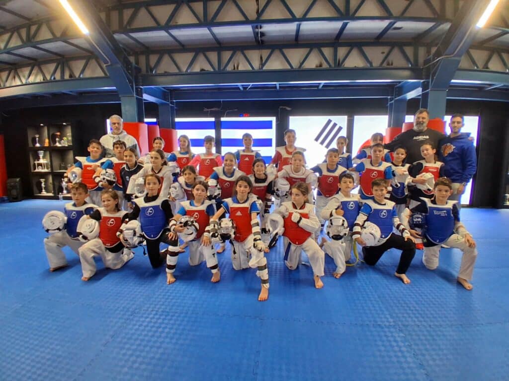 &Sigma;&Omicron;&Alpha;&Tau;: &Delta;&iota;&pi;&lambda;ή &delta;&rho;ά&sigma;&eta; &sigma;&epsilon; &Tau;&rho;ί&kappa;&alpha;&lambda;&alpha; &kappa;&alpha;&iota; &Lambda;ά&rho;&iota;&sigma;&alpha;