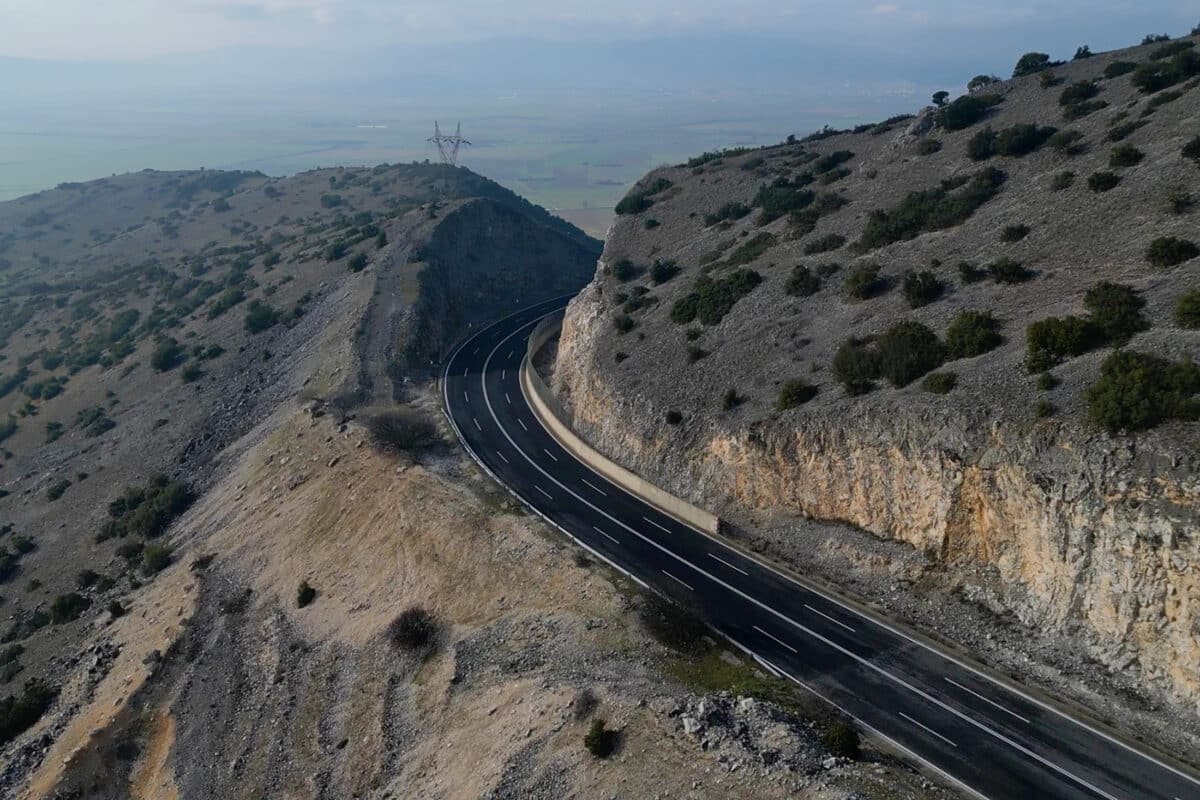 &Lambda;ά&rho;&iota;&sigma;&alpha;: Έ&rho;&gamma;&alpha; &omicron;&delta;&iota;&kappa;ή&sigmaf; &alpha;&sigma;&phi;ά&lambda;&epsilon;&iota;&alpha;&sigmaf; &sigma;&epsilon; &Epsilon;&lambda;&alpha;&sigma;&sigma;ό&nu;&alpha;