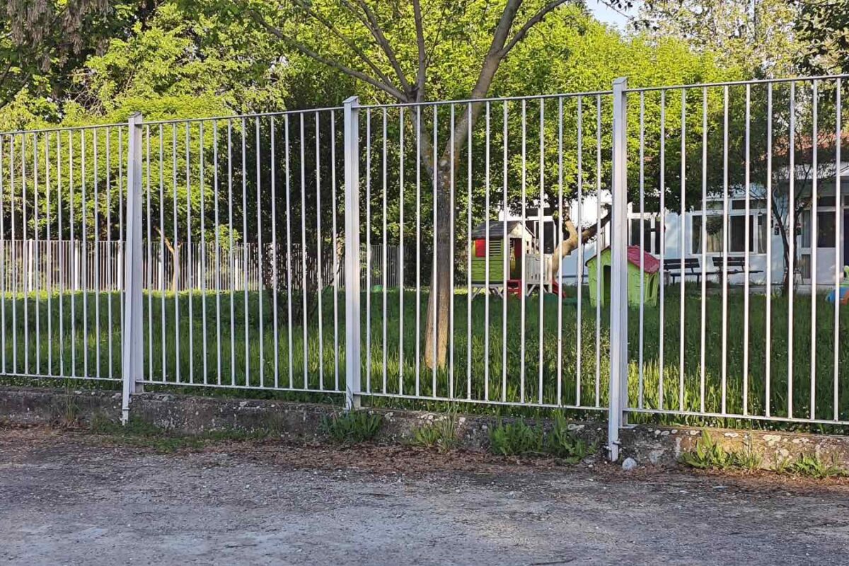 Τρίκαλα: Πνίγηκε στα χόρτα η αυλή του 2ου Νηπιαγωγείου