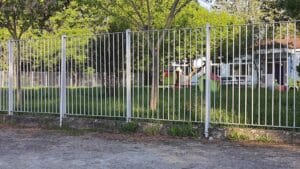 Τρίκαλα: Πνίγηκε στα χόρτα η αυλή του 2ου Νηπιαγωγείου