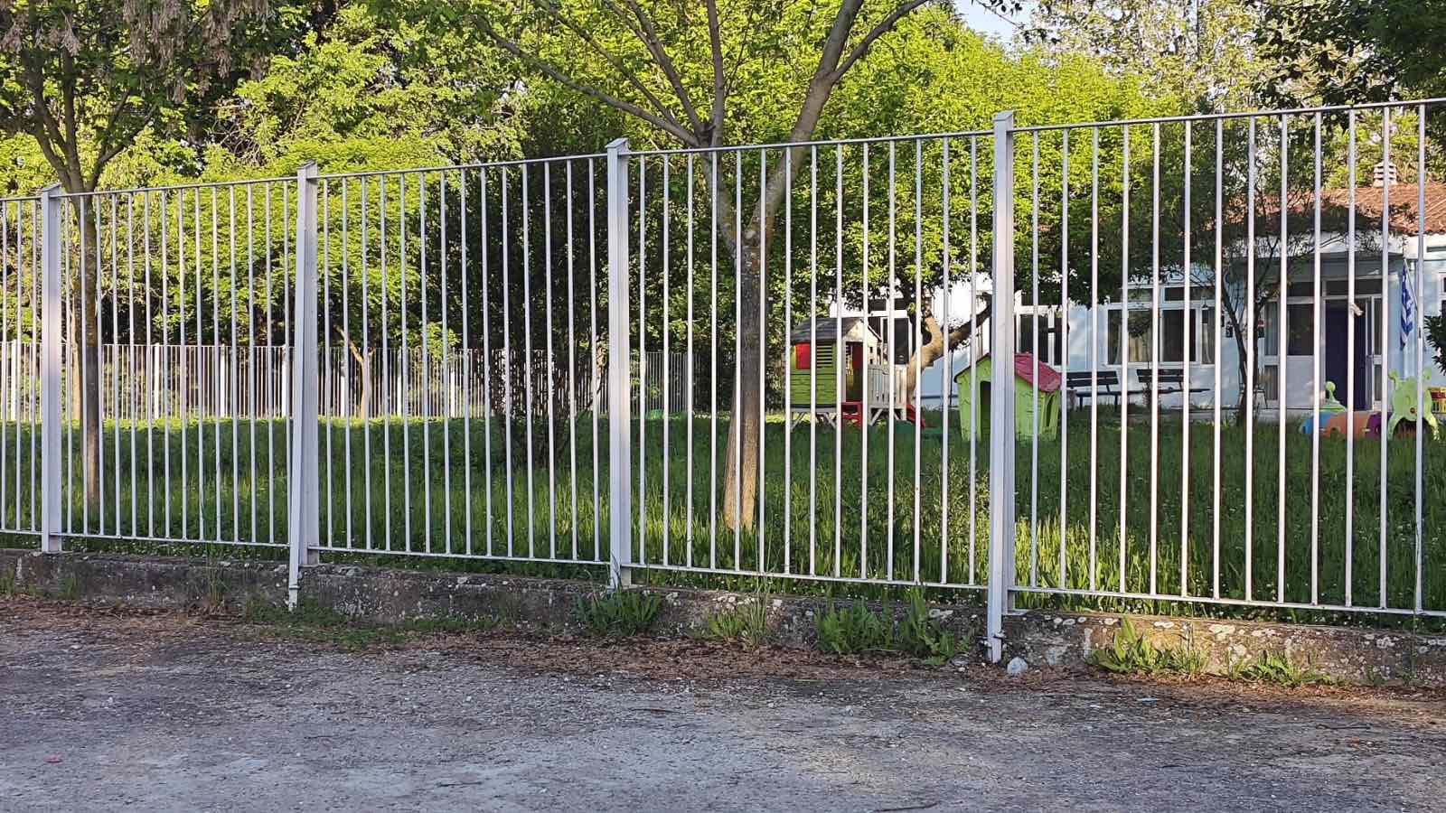 Τρίκαλα: Πνίγηκε στα χόρτα η αυλή του 2ου Νηπιαγωγείου