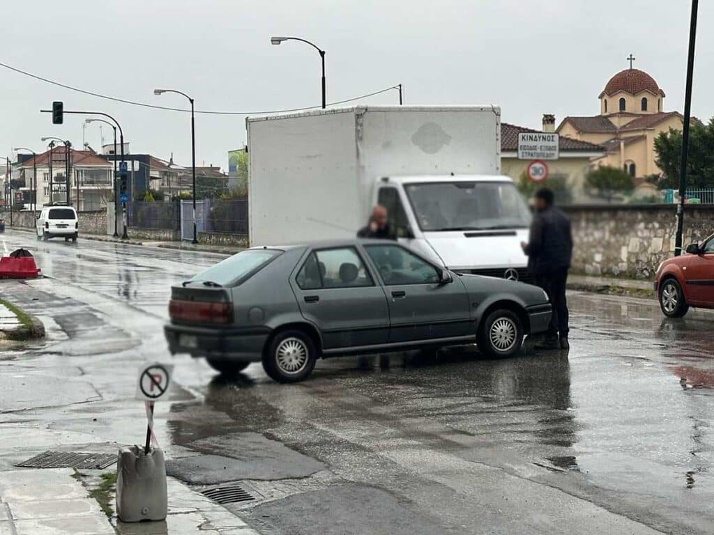 Σύγκρουση οχημάτων στην οδό Λαρίσης στο ύψος της ΣΜΥ