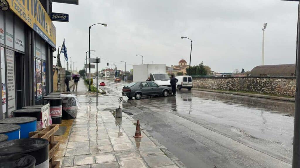 τροχαίο στην οδό Λαρίσης στα Τρίκαλα λόγω βροχής