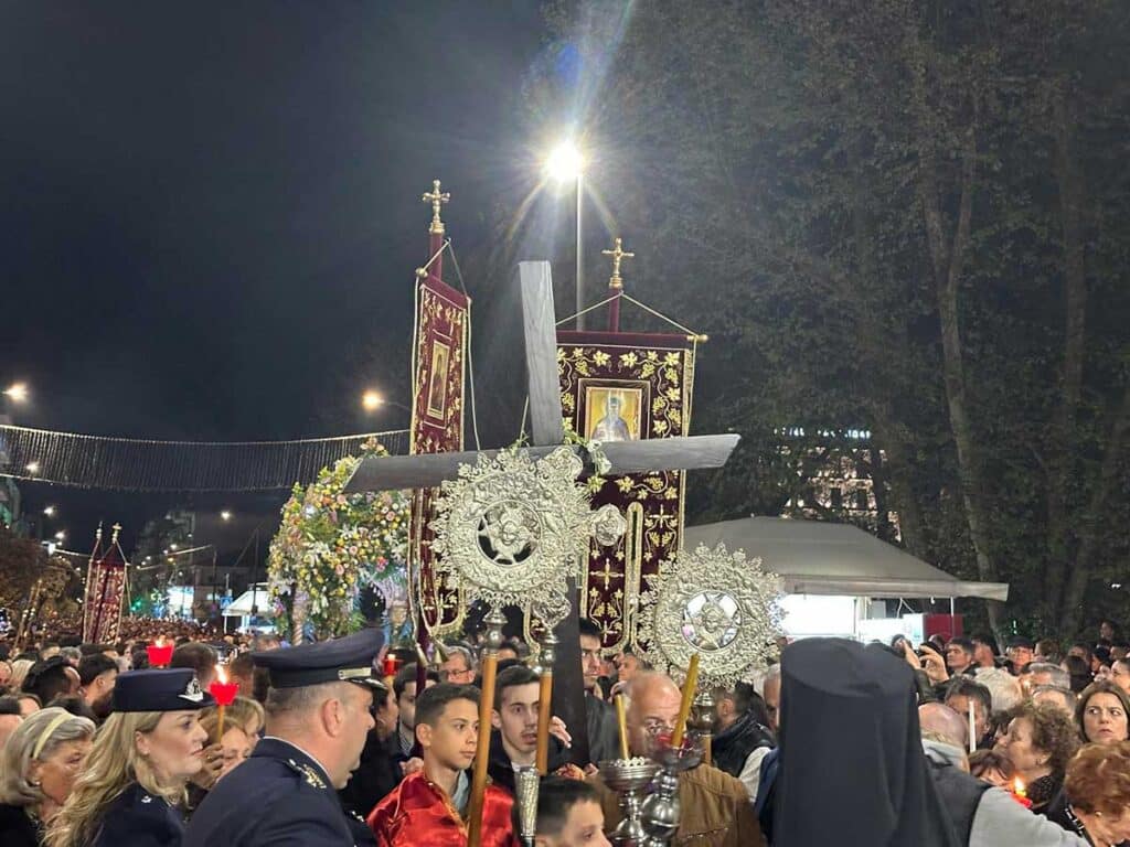 Με κατάνυξη η συνάντηση των Επιταφίων στα Τρίκαλα