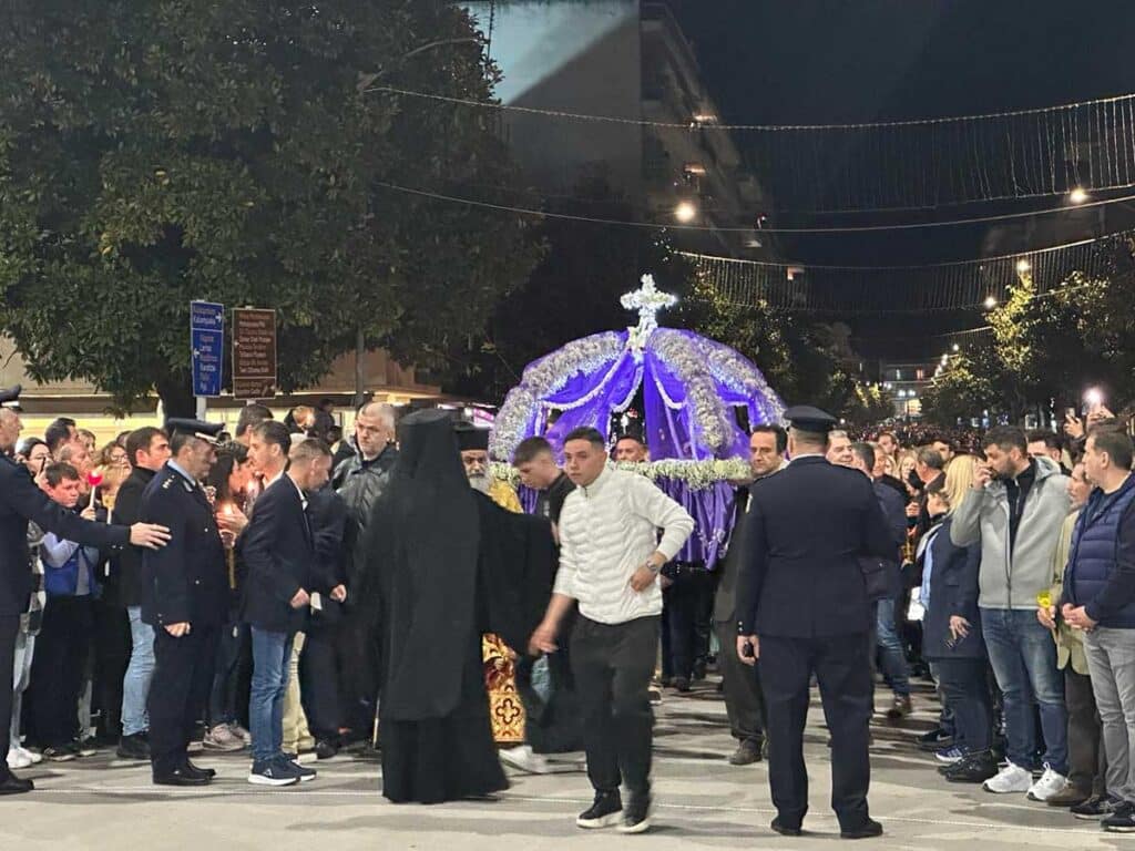 Με κατάνυξη η συνάντηση των Επιταφίων στα Τρίκαλα