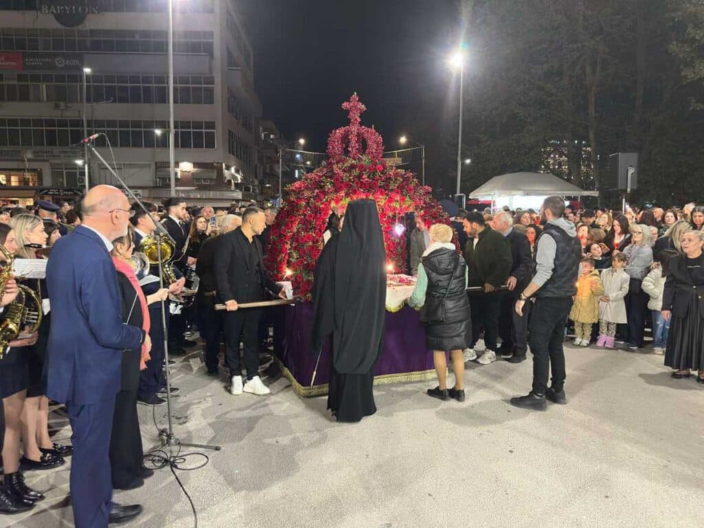 Με κατάνυξη η συνάντηση των Επιταφίων στα Τρίκαλα