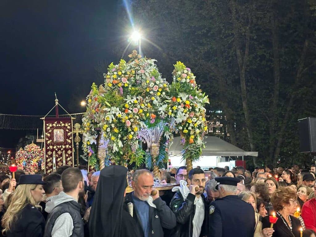 Με κατάνυξη η συνάντηση των Επιταφίων στα Τρίκαλα