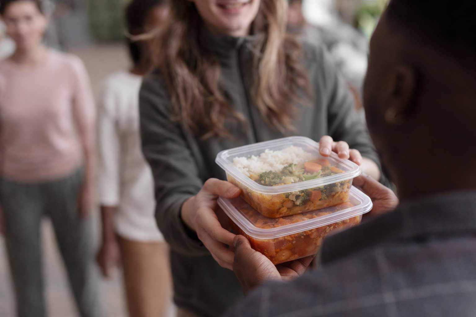 Στον «αέρα» οι επιχειρηματίες που σίτισαν τους πλημμυροπαθείς