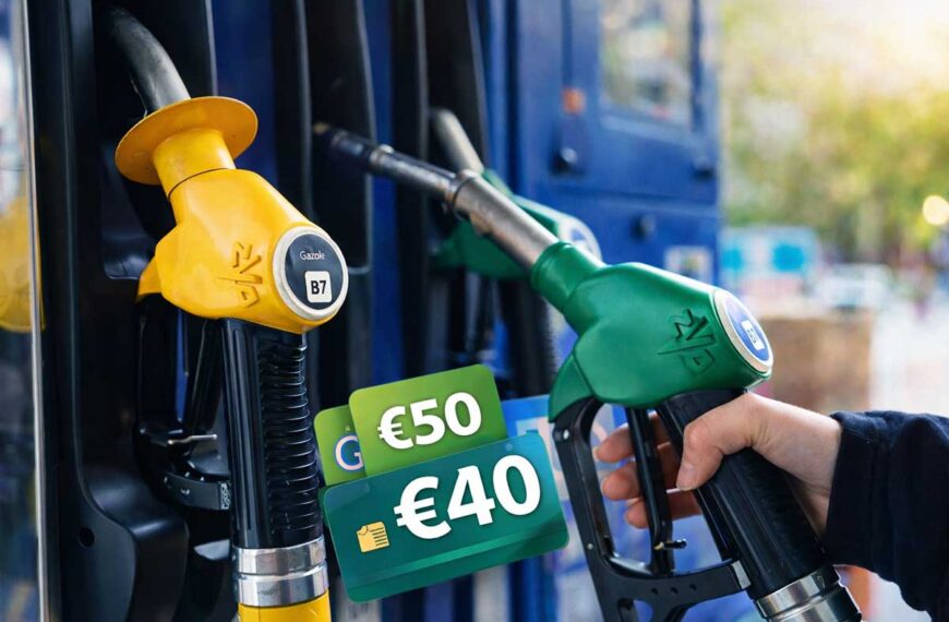 χέρι που κρατά αντλία καυσίμων σε πρατήριο με φόντο άλλες αντλίες και κάρτες επιδότησης καυσίμων