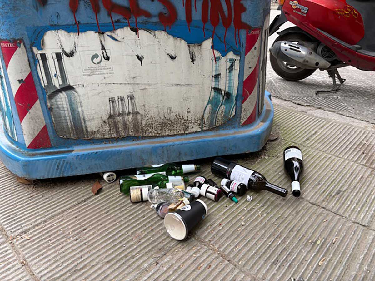 Κάδος-ντροπή στην πλατεία Χατζηπέτρου