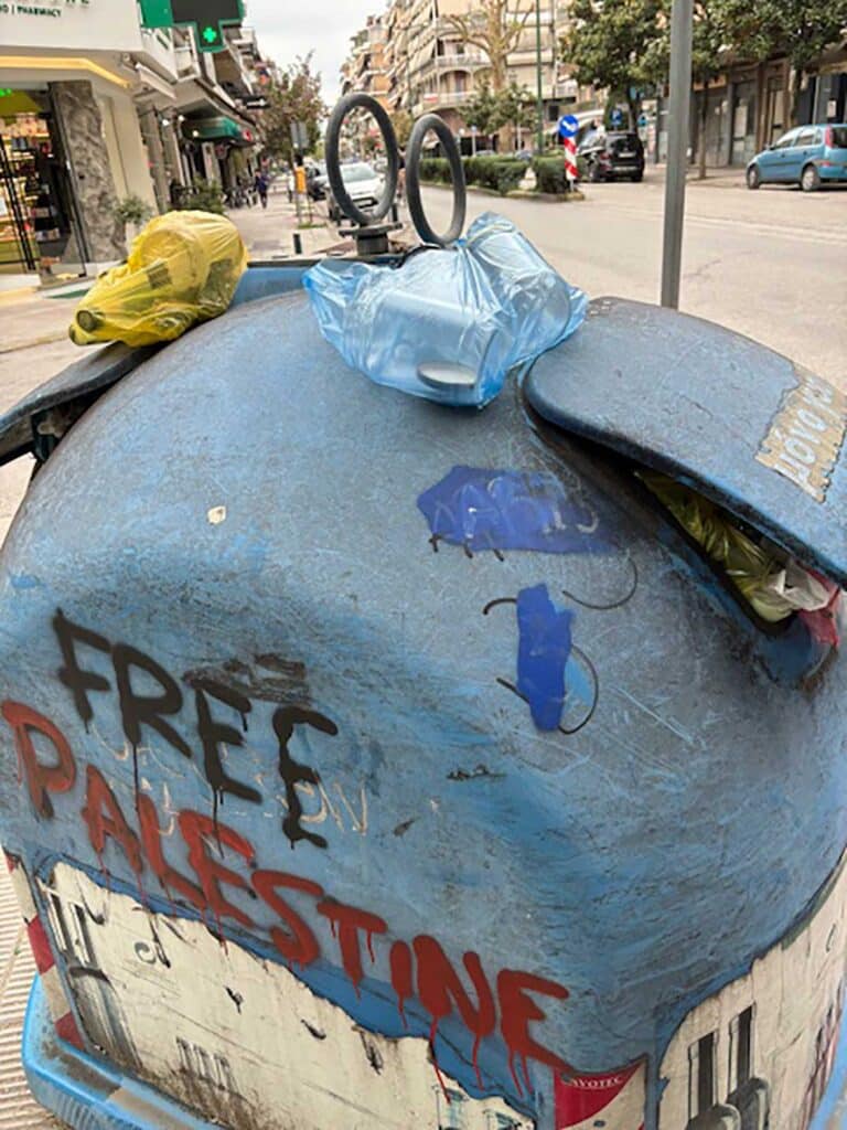 Κάδος-ντροπή στην πλατεία Χατζηπέτρου