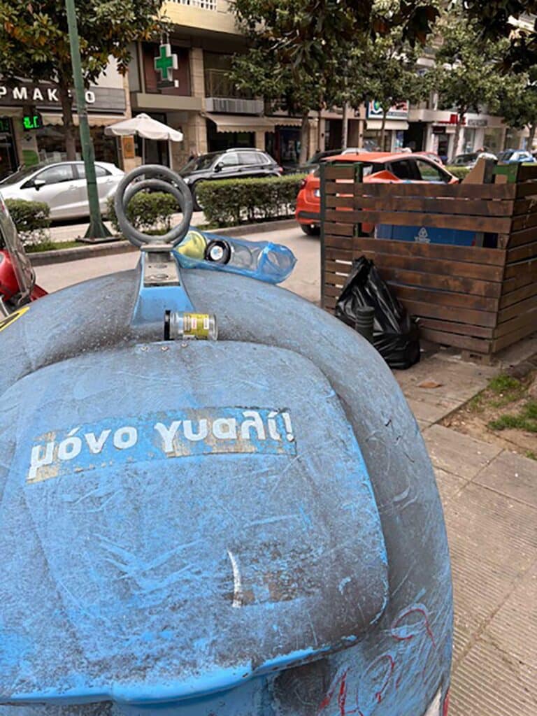 Κάδος-ντροπή στην πλατεία Χατζηπέτρου