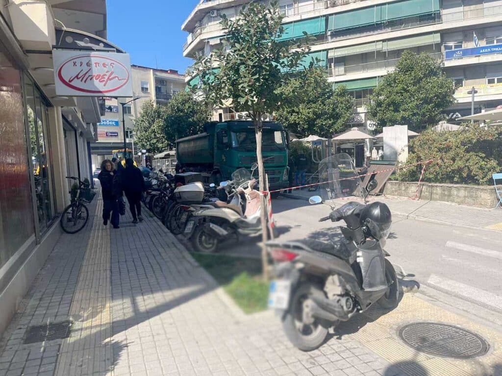 Μηχανήματα έργου τοποθετούν υπόγειους κάδους στο κέντρο Τρικάλων