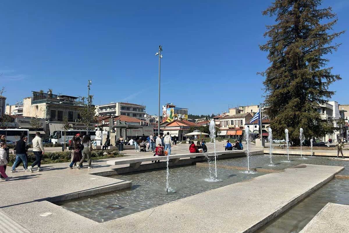 Τρίκαλα: Παιδί έπεσε στο συντριβάνι της πλατείας
