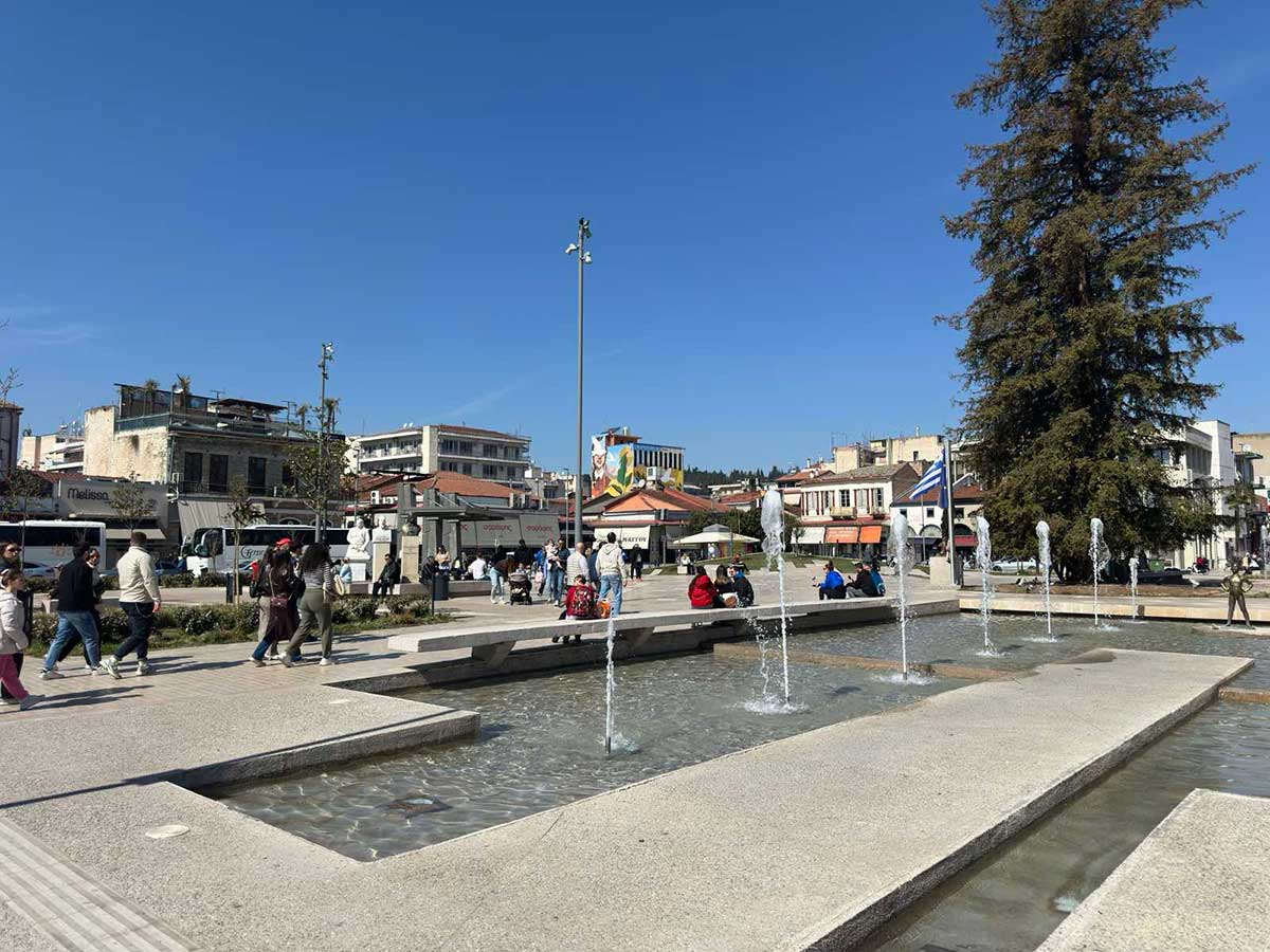 Τρίκαλα: Παιδί έπεσε στο συντριβάνι της πλατείας