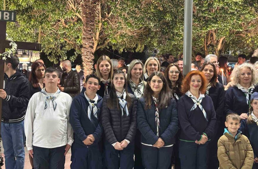 Μέλη του ΣΕΟ Τρικάλων συνοδεύουν τον Επιτάφιο της Αγίας Μαρίνας στην κεντρική πλατεία