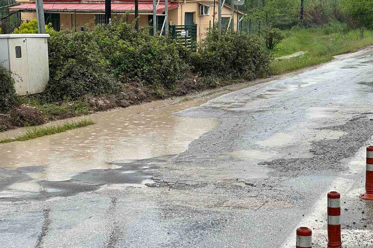 Τρίκαλα: Νερά και λακκούβες στον Περιφερειακό