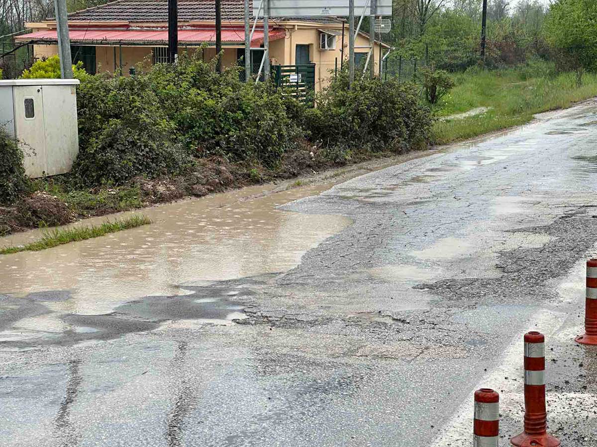 Τρίκαλα: Νερά και λακκούβες στον Περιφερειακό