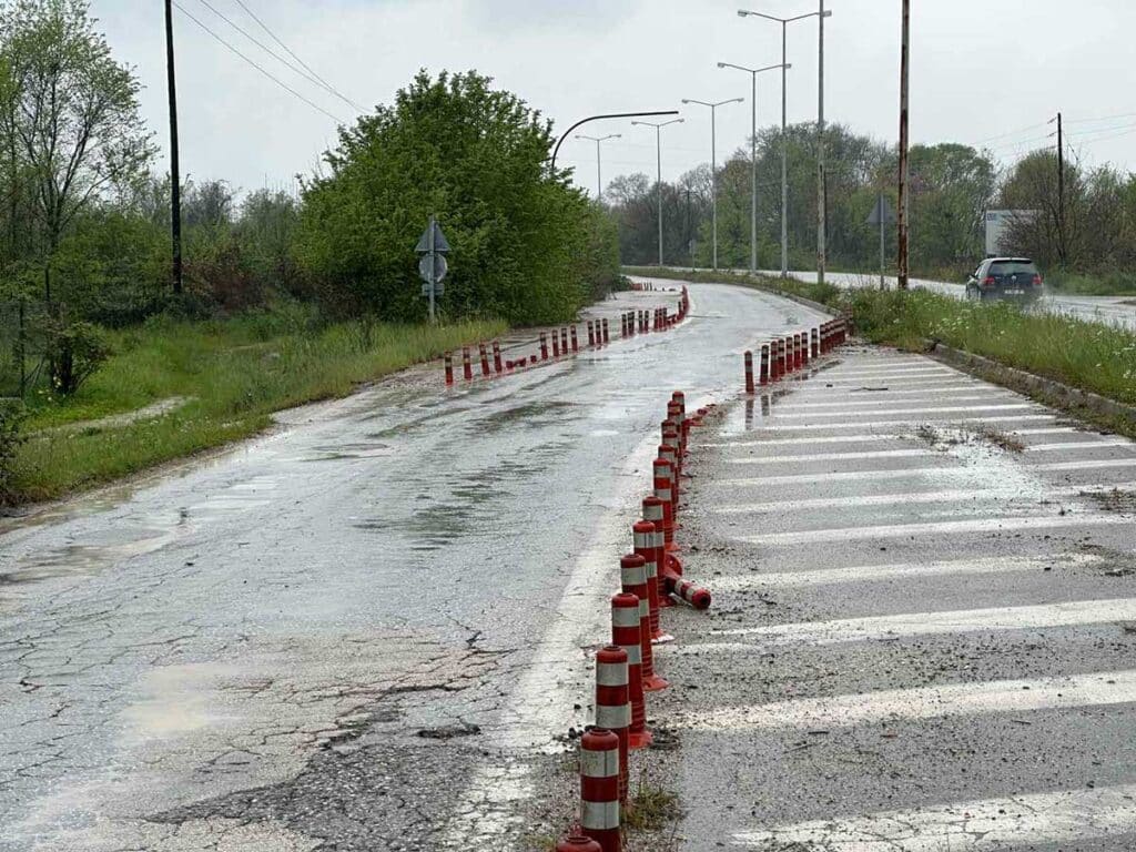 Λιμνάζοντα νερά και φθαρμένο οδόστρωμα στον Περιφερειακό