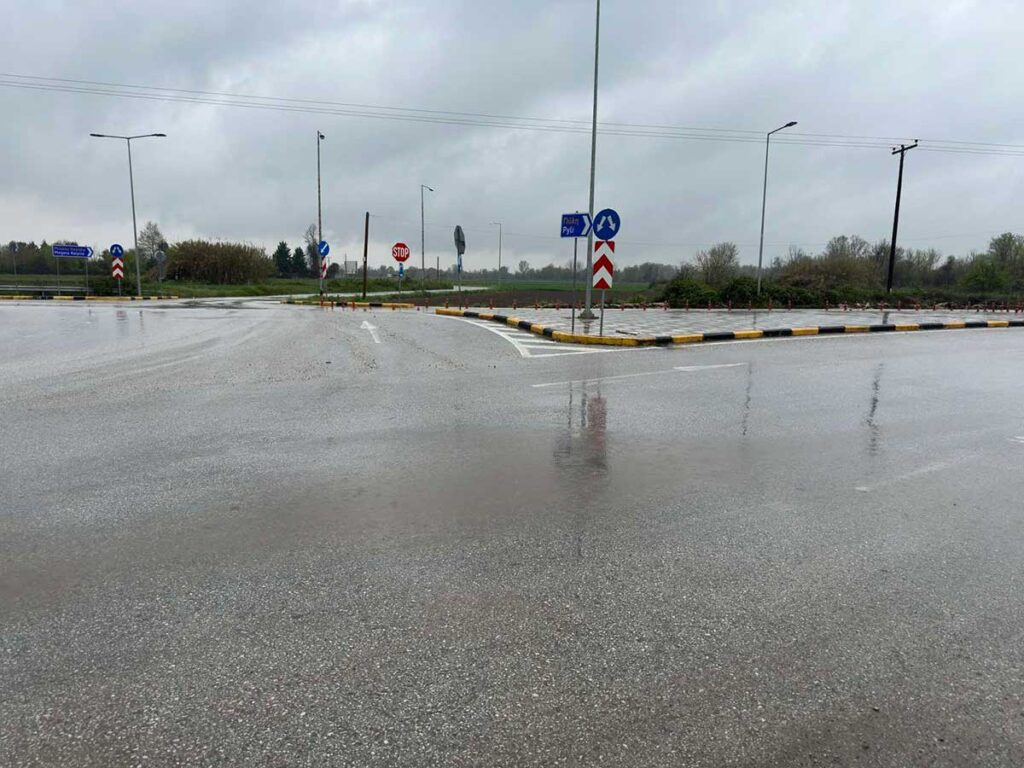 Βρεγμένος δρόμος στον Περιφερειακό κοντά στα ΤΕΦΑΑ