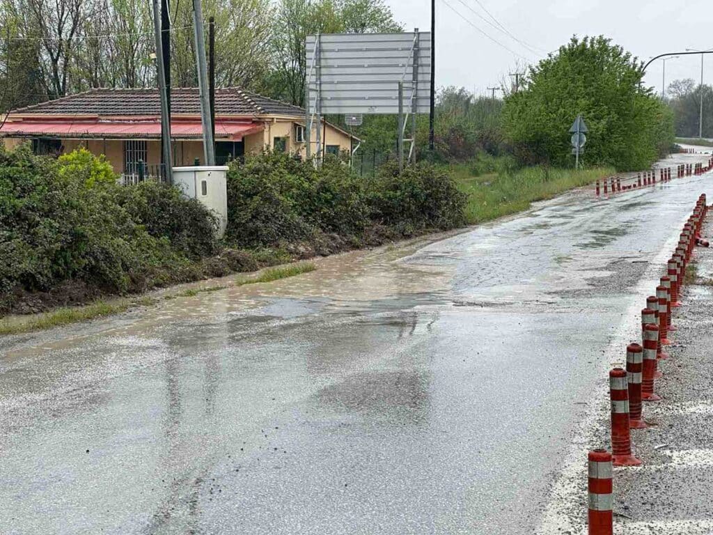 Λιμνάζοντα νερά και φθαρμένο οδόστρωμα στον Περιφερειακό