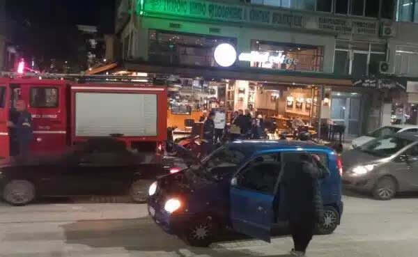 Τρίκαλα: Φλεγόμενο όχημα στην κεντρική πλατεία